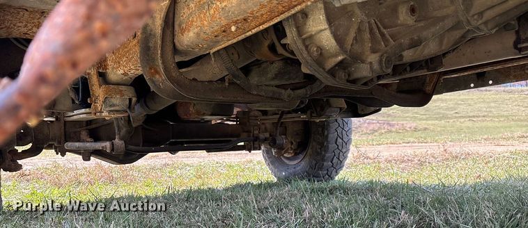 image for item ED2376 2003 Ford F350 Super Duty SuperCab flatbed pickup truck