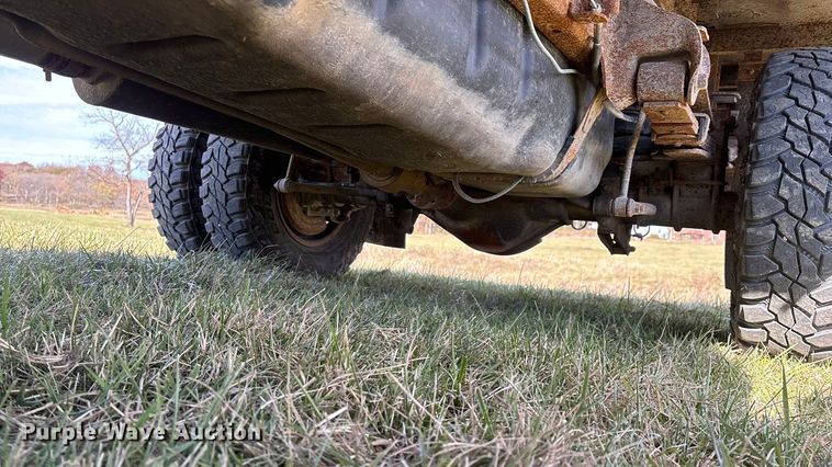 image for item ED2376 2003 Ford F350 Super Duty SuperCab flatbed pickup truck