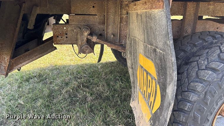 image for item ED2376 2003 Ford F350 Super Duty SuperCab flatbed pickup truck