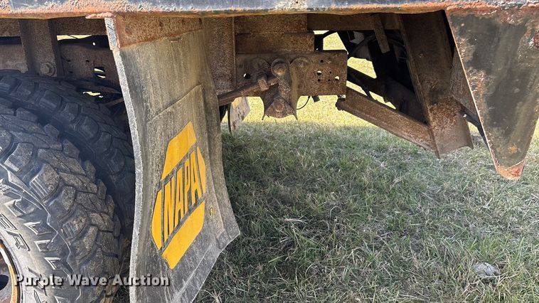 image for item ED2376 2003 Ford F350 Super Duty SuperCab flatbed pickup truck