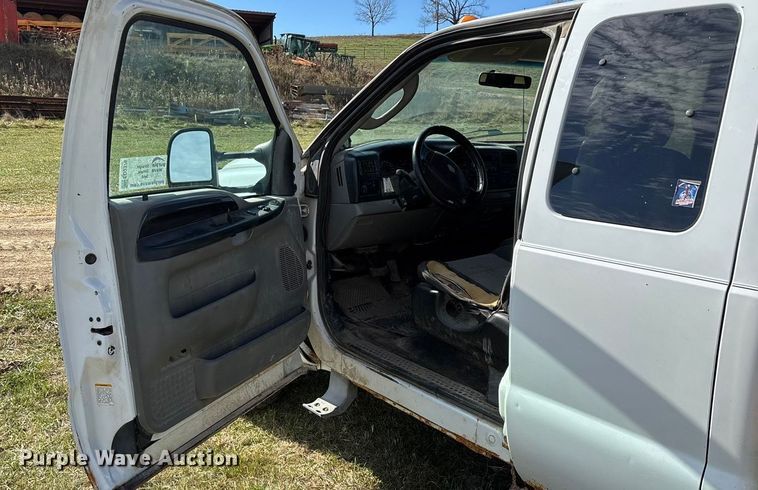 image for item ED2376 2003 Ford F350 Super Duty SuperCab flatbed pickup truck