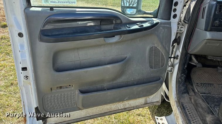 image for item ED2376 2003 Ford F350 Super Duty SuperCab flatbed pickup truck