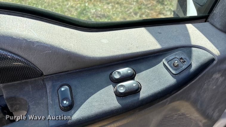 image for item ED2376 2003 Ford F350 Super Duty SuperCab flatbed pickup truck