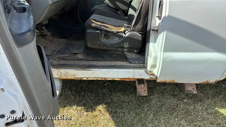 image for item ED2376 2003 Ford F350 Super Duty SuperCab flatbed pickup truck