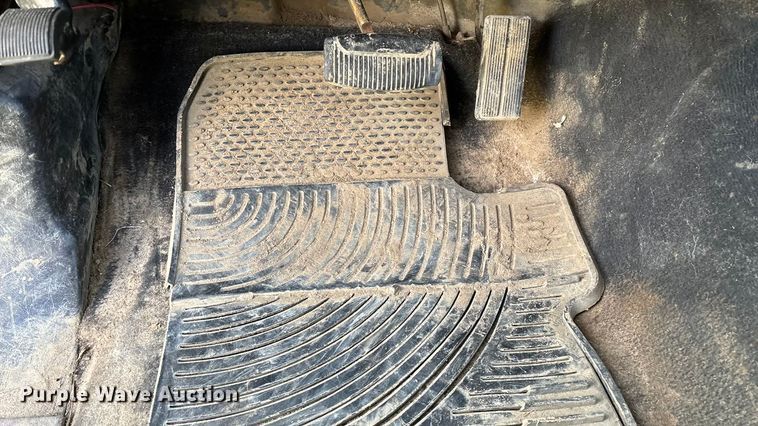 image for item ED2376 2003 Ford F350 Super Duty SuperCab flatbed pickup truck