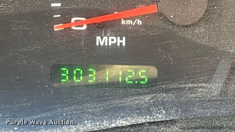 image for item ED2376 2003 Ford F350 Super Duty SuperCab flatbed pickup truck