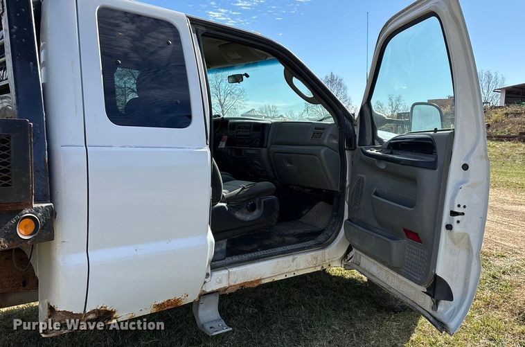 image for item ED2376 2003 Ford F350 Super Duty SuperCab flatbed pickup truck