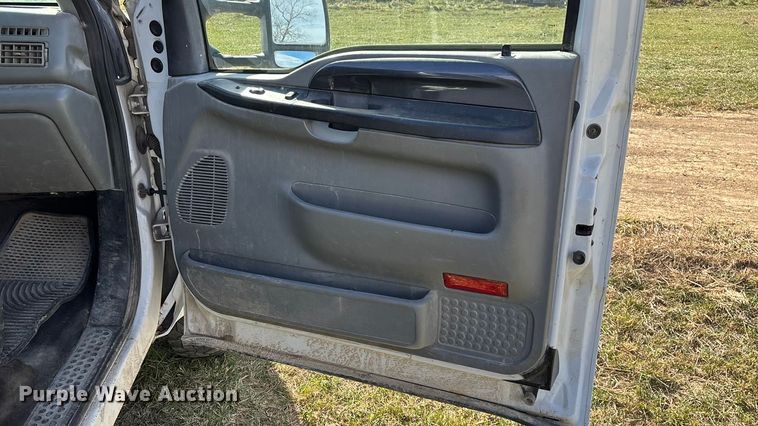 image for item ED2376 2003 Ford F350 Super Duty SuperCab flatbed pickup truck