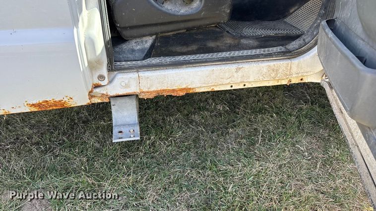 image for item ED2376 2003 Ford F350 Super Duty SuperCab flatbed pickup truck