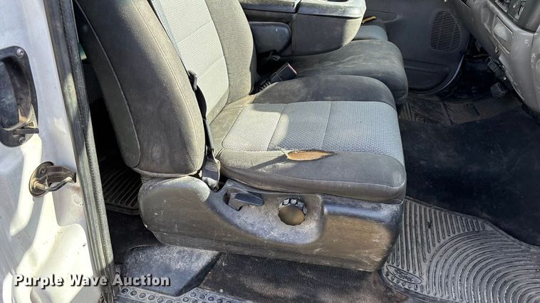 image for item ED2376 2003 Ford F350 Super Duty SuperCab flatbed pickup truck