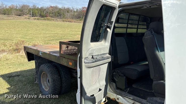 image for item ED2376 2003 Ford F350 Super Duty SuperCab flatbed pickup truck