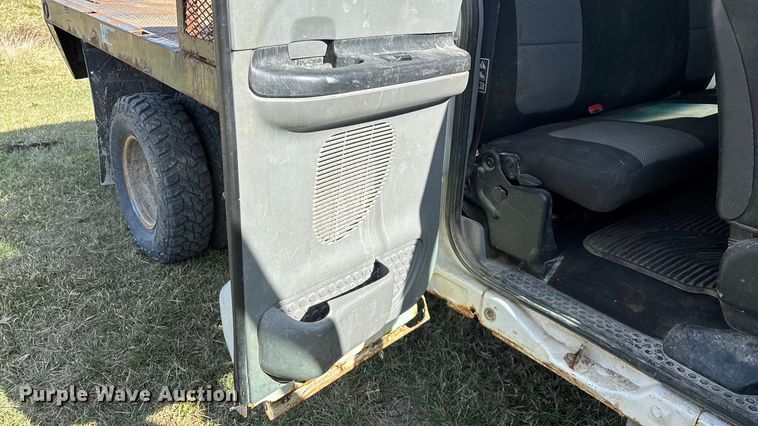 image for item ED2376 2003 Ford F350 Super Duty SuperCab flatbed pickup truck