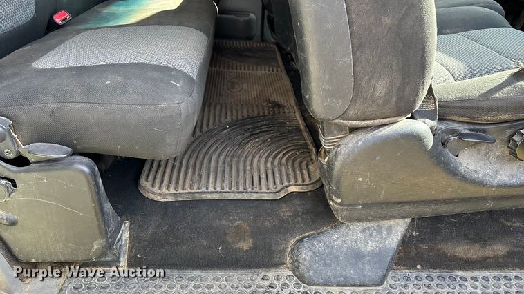 image for item ED2376 2003 Ford F350 Super Duty SuperCab flatbed pickup truck