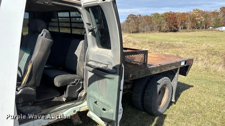 image for item ED2376 2003 Ford F350 Super Duty SuperCab flatbed pickup truck