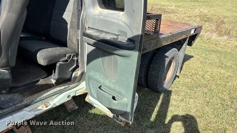 image for item ED2376 2003 Ford F350 Super Duty SuperCab flatbed pickup truck