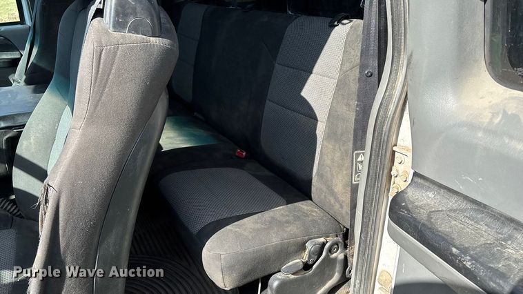 image for item ED2376 2003 Ford F350 Super Duty SuperCab flatbed pickup truck