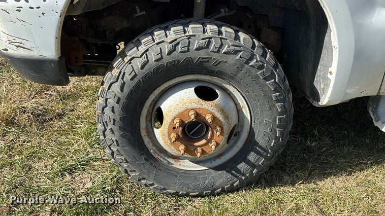 image for item ED2376 2003 Ford F350 Super Duty SuperCab flatbed pickup truck