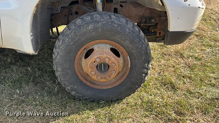 image for item ED2376 2003 Ford F350 Super Duty SuperCab flatbed pickup truck