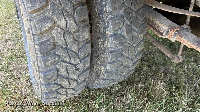 image for item ED2376 2003 Ford F350 Super Duty SuperCab flatbed pickup truck