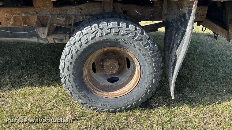 image for item ED2376 2003 Ford F350 Super Duty SuperCab flatbed pickup truck