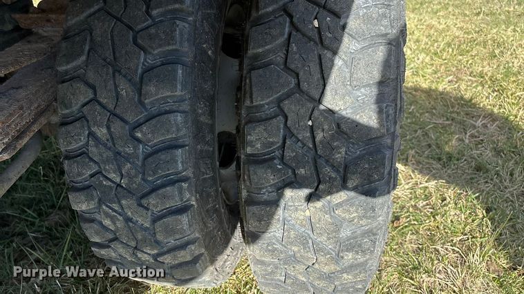 image for item ED2376 2003 Ford F350 Super Duty SuperCab flatbed pickup truck