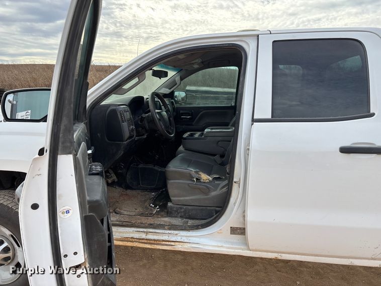 image for item ED2390 2016 Chevrolet Silverado 2500HD Double Cab bale bed pickup truck