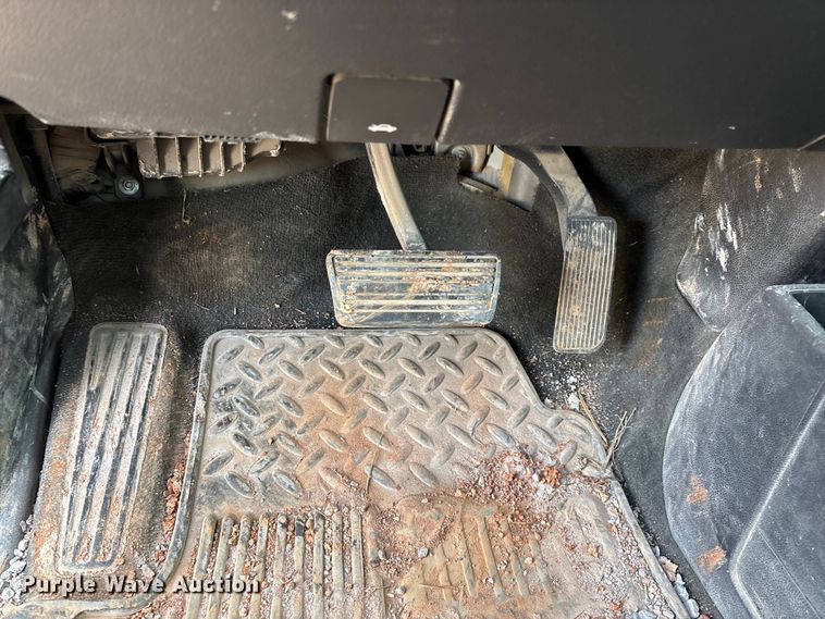 image for item ED2390 2016 Chevrolet Silverado 2500HD Double Cab bale bed pickup truck