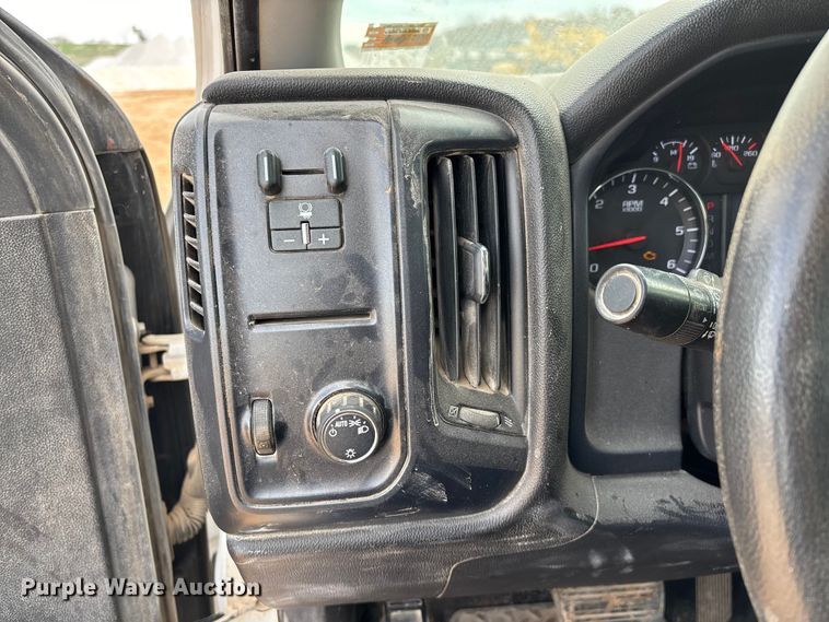 image for item ED2390 2016 Chevrolet Silverado 2500HD Double Cab bale bed pickup truck