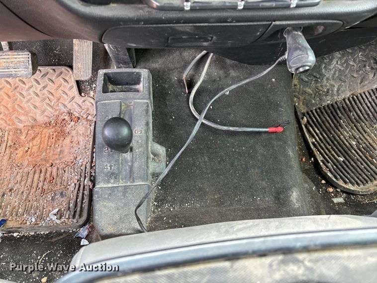 image for item ED2390 2016 Chevrolet Silverado 2500HD Double Cab bale bed pickup truck