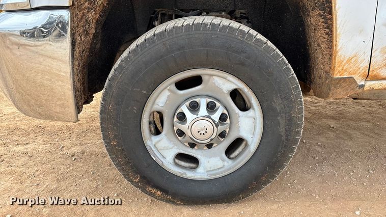 image for item ED2390 2016 Chevrolet Silverado 2500HD Double Cab bale bed pickup truck