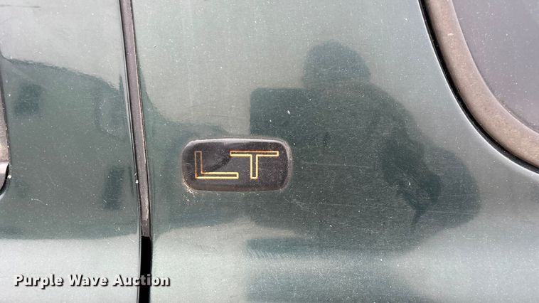 image for item ED2404 2001 Chevrolet Suburban 1500 SUV