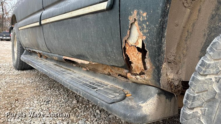 image for item ED2404 2001 Chevrolet Suburban 1500 SUV