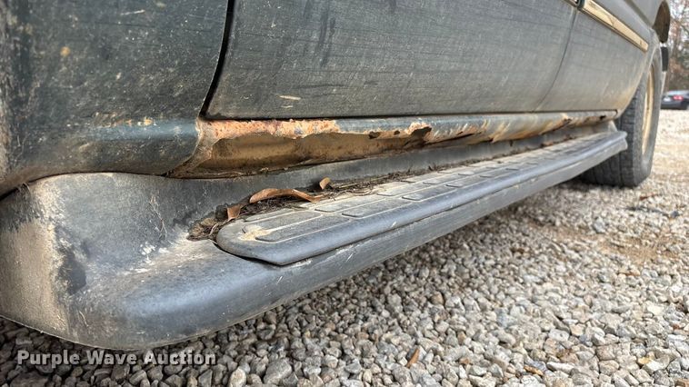 image for item ED2404 2001 Chevrolet Suburban 1500 SUV