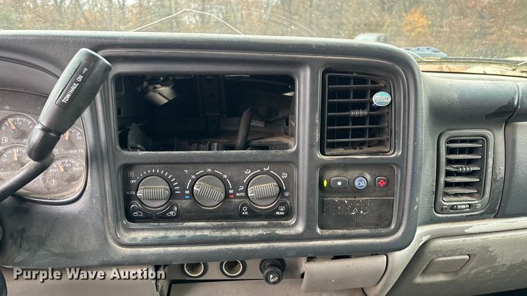 image for item ED2404 2001 Chevrolet Suburban 1500 SUV