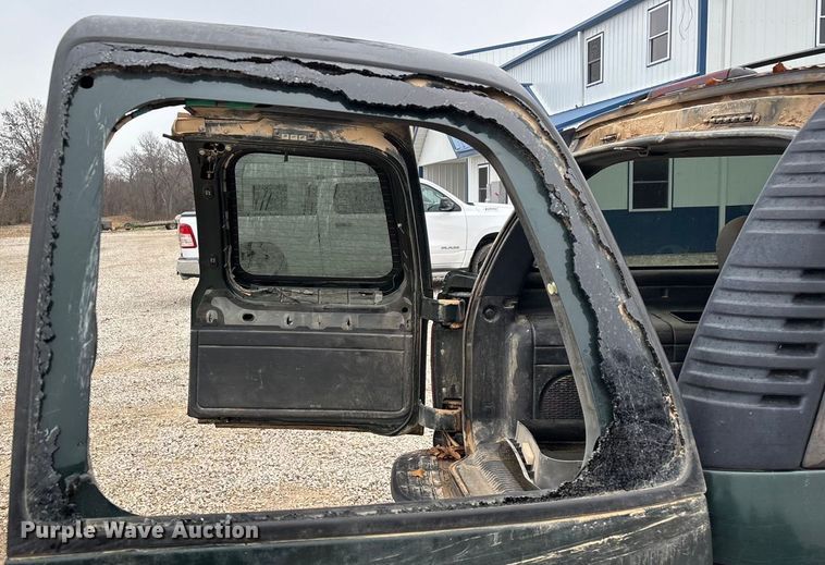 image for item ED2404 2001 Chevrolet Suburban 1500 SUV