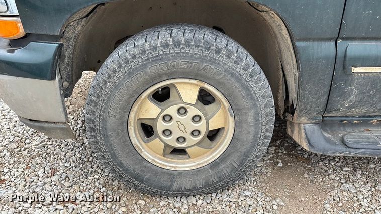 image for item ED2404 2001 Chevrolet Suburban 1500 SUV