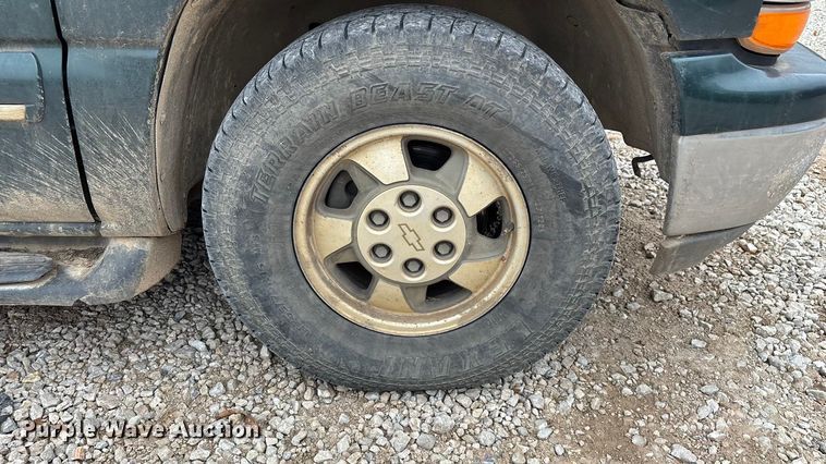 image for item ED2404 2001 Chevrolet Suburban 1500 SUV