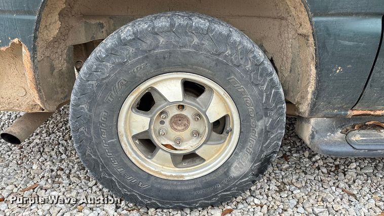 image for item ED2404 2001 Chevrolet Suburban 1500 SUV