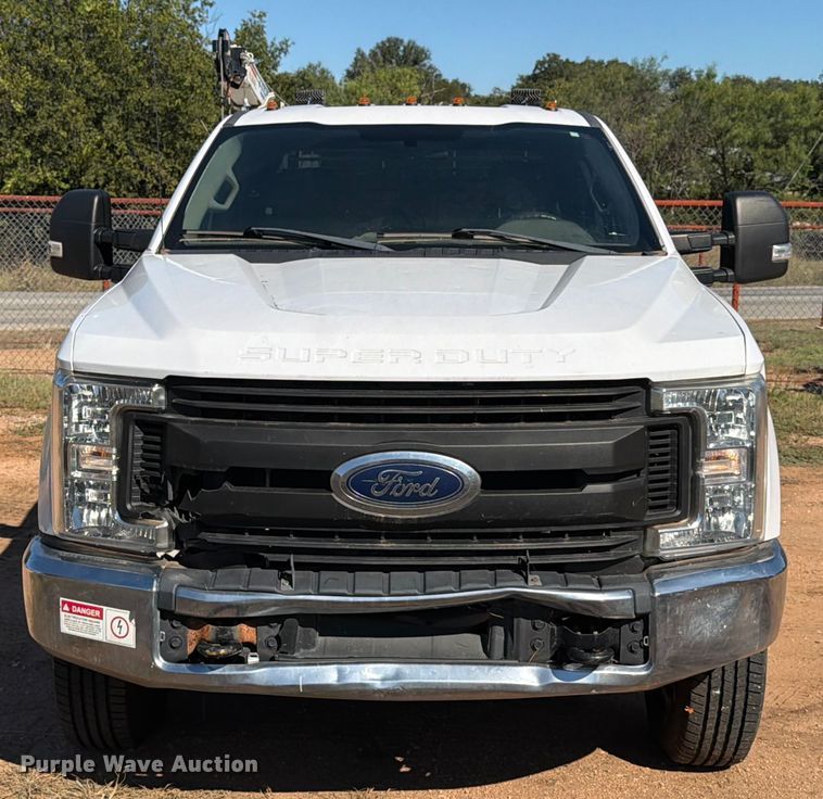 image for item ED5933 2019 Ford F350 Super Duty XL SuperCab utility bed pickup truck