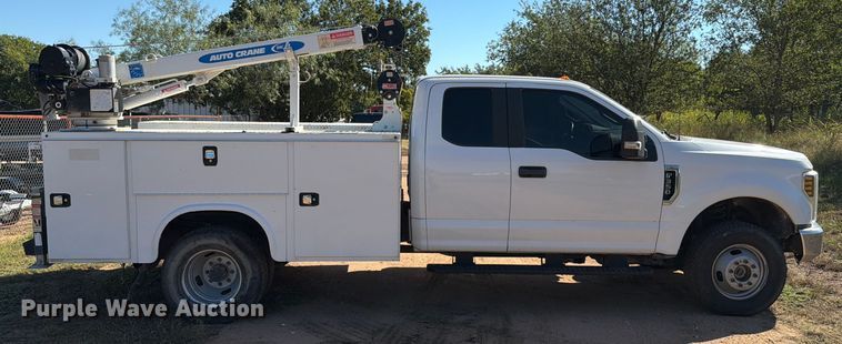 image for item ED5933 2019 Ford F350 Super Duty XL SuperCab utility bed pickup truck