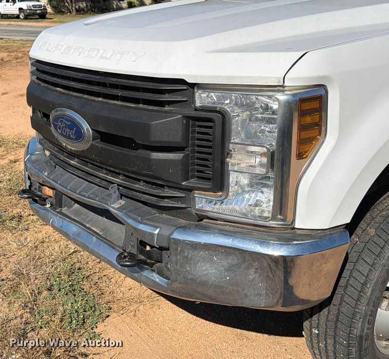 image for item ED5933 2019 Ford F350 Super Duty XL SuperCab utility bed pickup truck