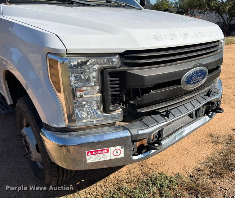 image for item ED5933 2019 Ford F350 Super Duty XL SuperCab utility bed pickup truck