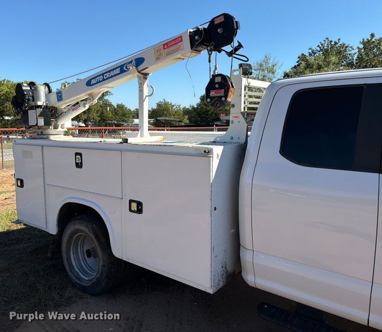 image for item ED5933 2019 Ford F350 Super Duty XL SuperCab utility bed pickup truck