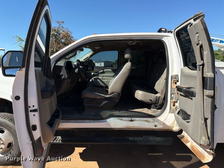 image for item ED5933 2019 Ford F350 Super Duty XL SuperCab utility bed pickup truck