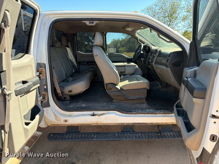 image for item ED5933 2019 Ford F350 Super Duty XL SuperCab utility bed pickup truck