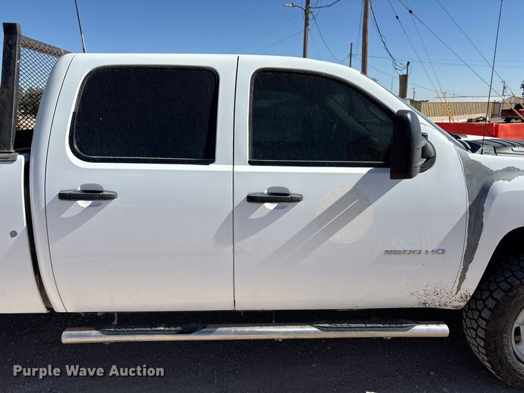 image for item EF6140 2011 Chevrolet Silverado 2500HD Crew Cab pickup truck