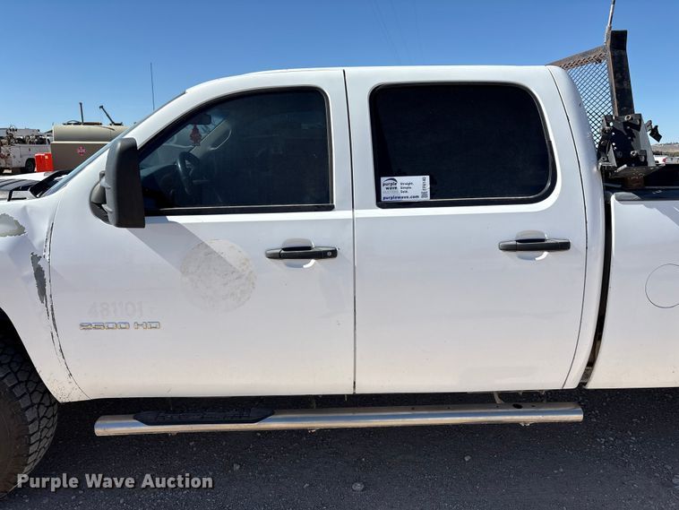 image for item EF6140 2011 Chevrolet Silverado 2500HD Crew Cab pickup truck