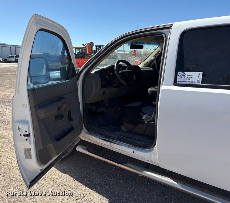 image for item EF6140 2011 Chevrolet Silverado 2500HD Crew Cab pickup truck