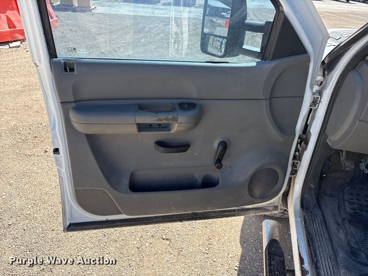 image for item EF6140 2011 Chevrolet Silverado 2500HD Crew Cab pickup truck