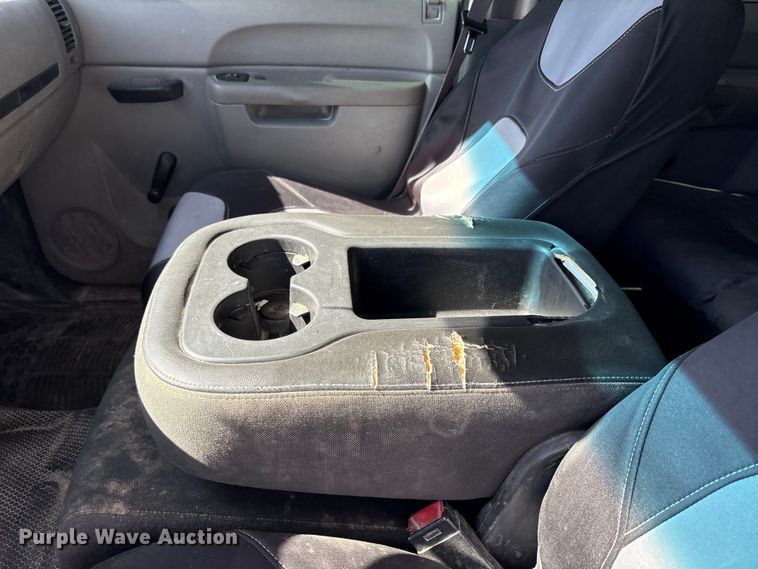 image for item EF6140 2011 Chevrolet Silverado 2500HD Crew Cab pickup truck